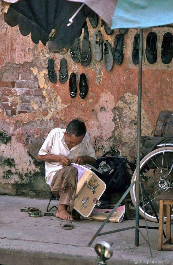 Bác thợ sửa giày, dép, cặp da. Hà Nội 1991.